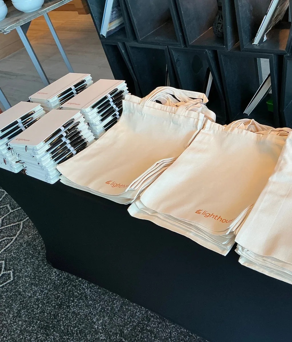Tote bags y journals personalizados para la activación corporativa de Lighthouse